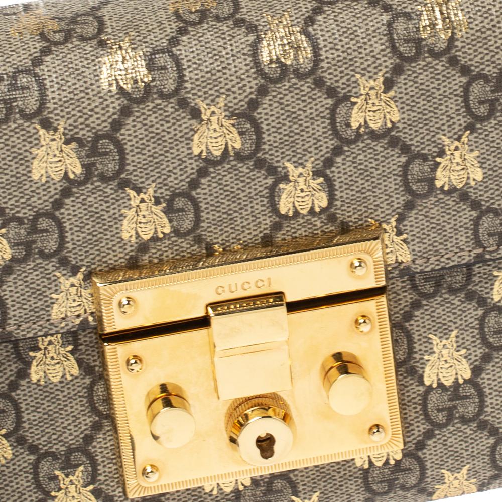 Gucci Beige/Black GG Supreme Bees Canvas and Leather Small Padlock Shoulder Bag In Good Condition For Sale In Dubai, Al Qouz 2