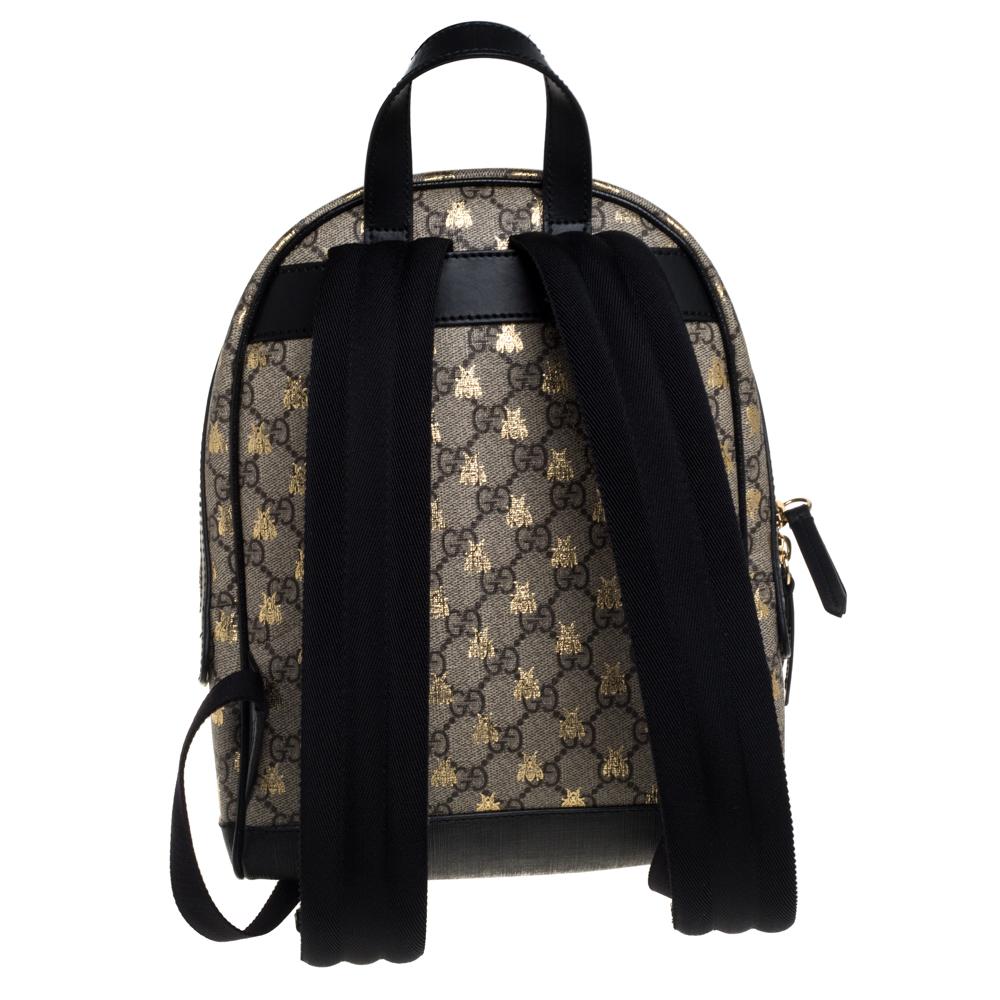 Make your travel more joyous and fun-filled with this Gucci backpack. Made from GG Supreme canvas & leather, this backpack comes with bee motifs, adjustable shoulder straps, and an exterior pocket secured by a zipper. It has a spacious canvas-lined