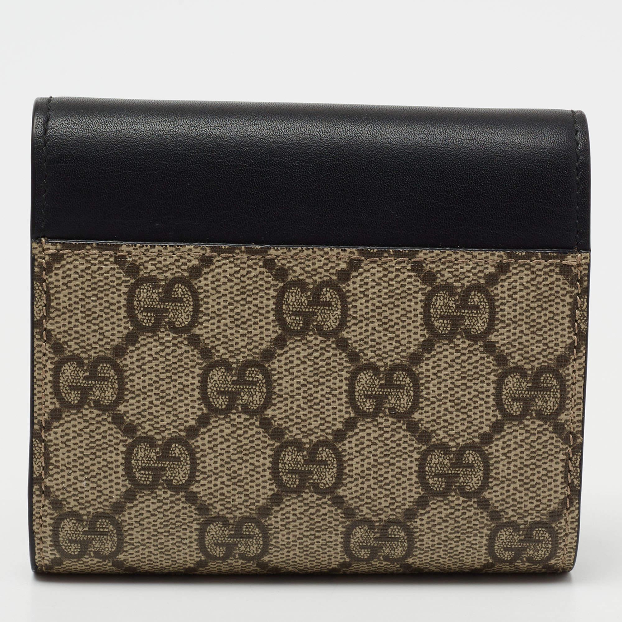 Carry your valuables in style and safety with this wallet from the House of Gucci. Created using black-beige GG Supreme canvas and leather, with a padlock closure perched on the front. It flaunts gold-tone fittings and a fabric-leather interior.