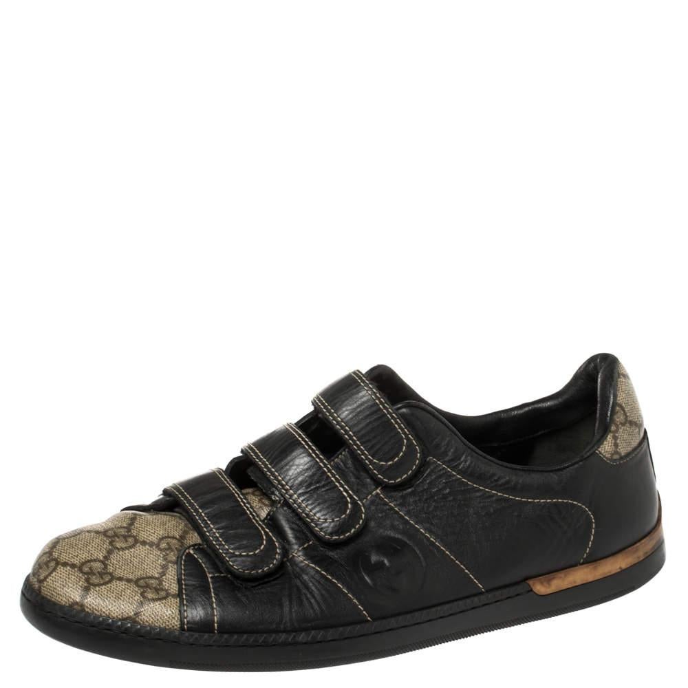 Vous vous sentirez bien dans votre tenue décontractée à chaque fois que vous porterez ces baskets de Gucci. Elles ont été confectionnées en toile et cuir GG Supreme signature et sont dotées de triples bandes velcro sur l'empeigne. Les baskets noires