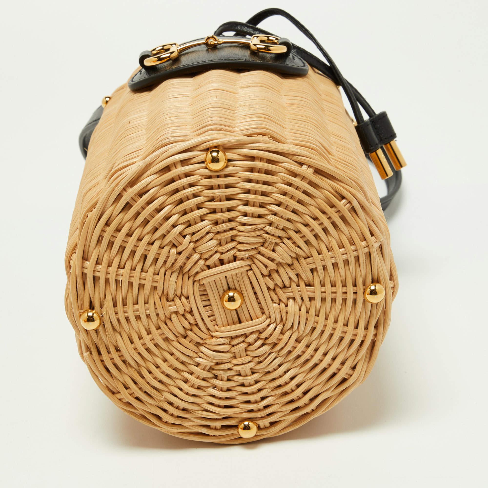Gucci Beige/Black Wicker and Leather Horsebit 1955 Bucket Bag For Sale 6