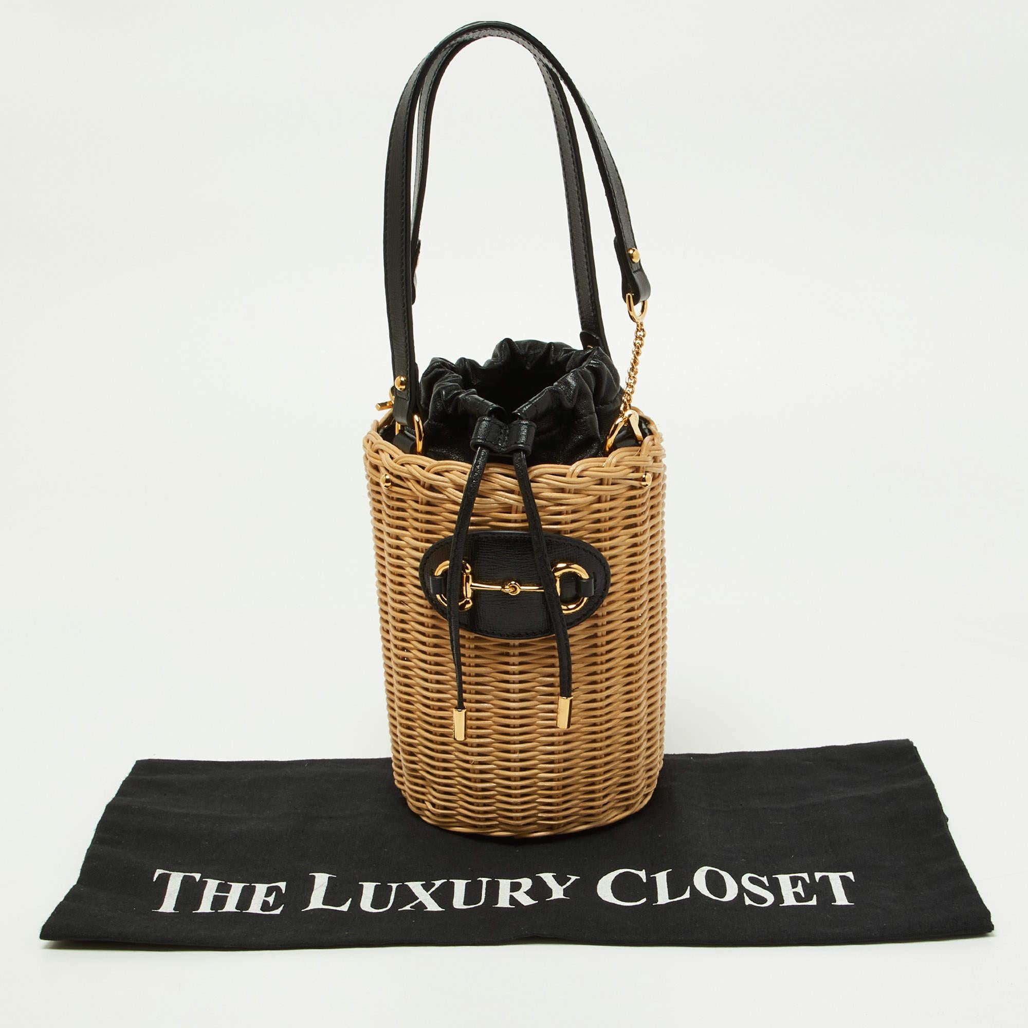 Gucci Beige/Black Wicker and Leather Horsebit 1955 Bucket Bag For Sale 7