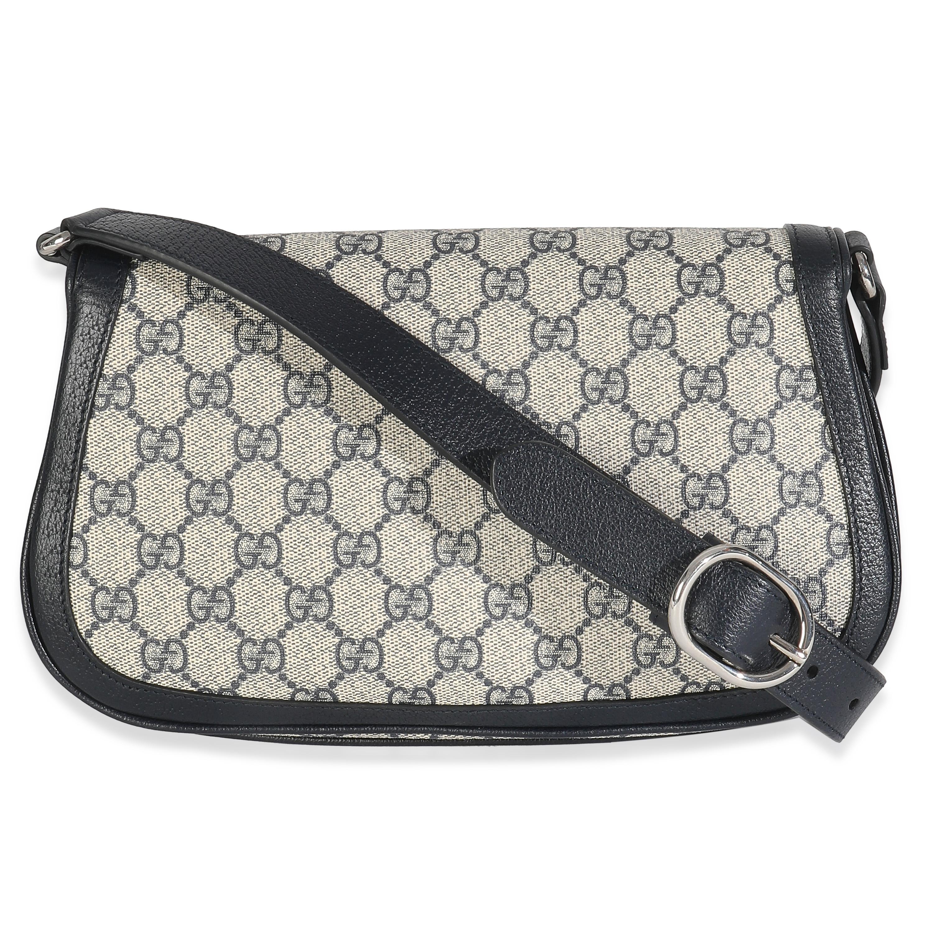 Listing Title : Gucci Beige Blue GG Supreme Canvas Blondie Shoulder Bag
SKU : 148166
MSRP : 3100.00 USD
Condit : Usagé 
Description de l'état : La collection Neo Vintage GG Supreme de Gucci rend hommage aux racines de la maison. Conçue avec une