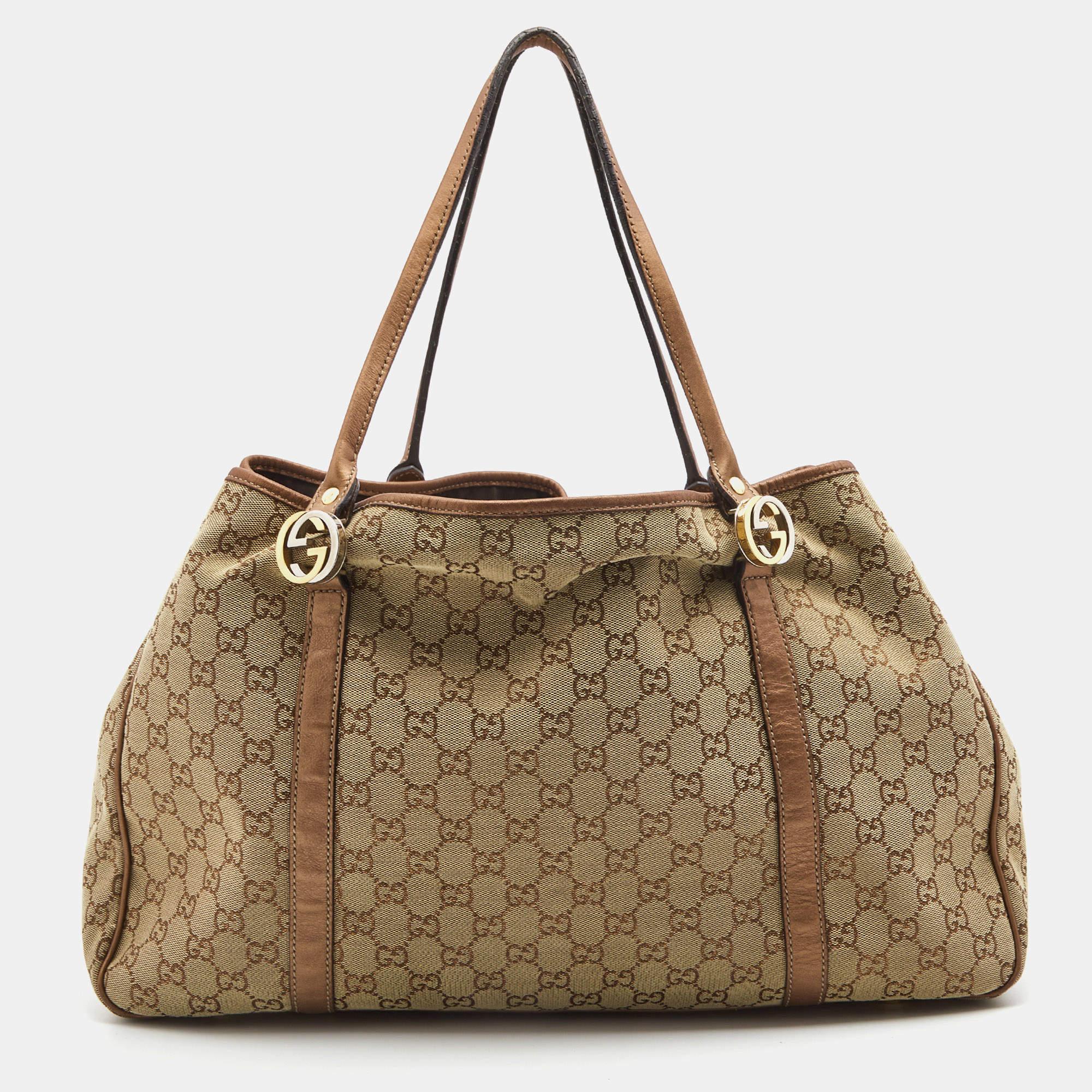 Durable and stylish, this GG twins tote from Gucci is worth the buy! It comes crafted from signature GG canvas and leather with dual handles that are detailed with the 'GG' logo. It has a spacious interior capable of carrying all your daily