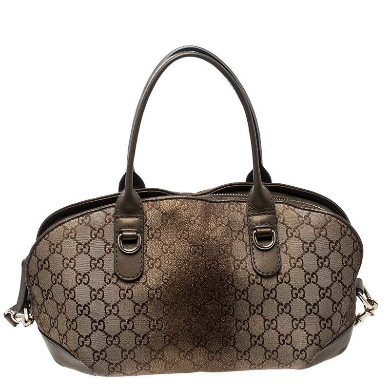 A number one with Gucci lovers, this piece is a stunner you must own. Crafted from GG canvas, this is a fashionable piece to add to your collection this season. It has two top handles, a shoulder strap and a heart charm with bamboo detailing. Even