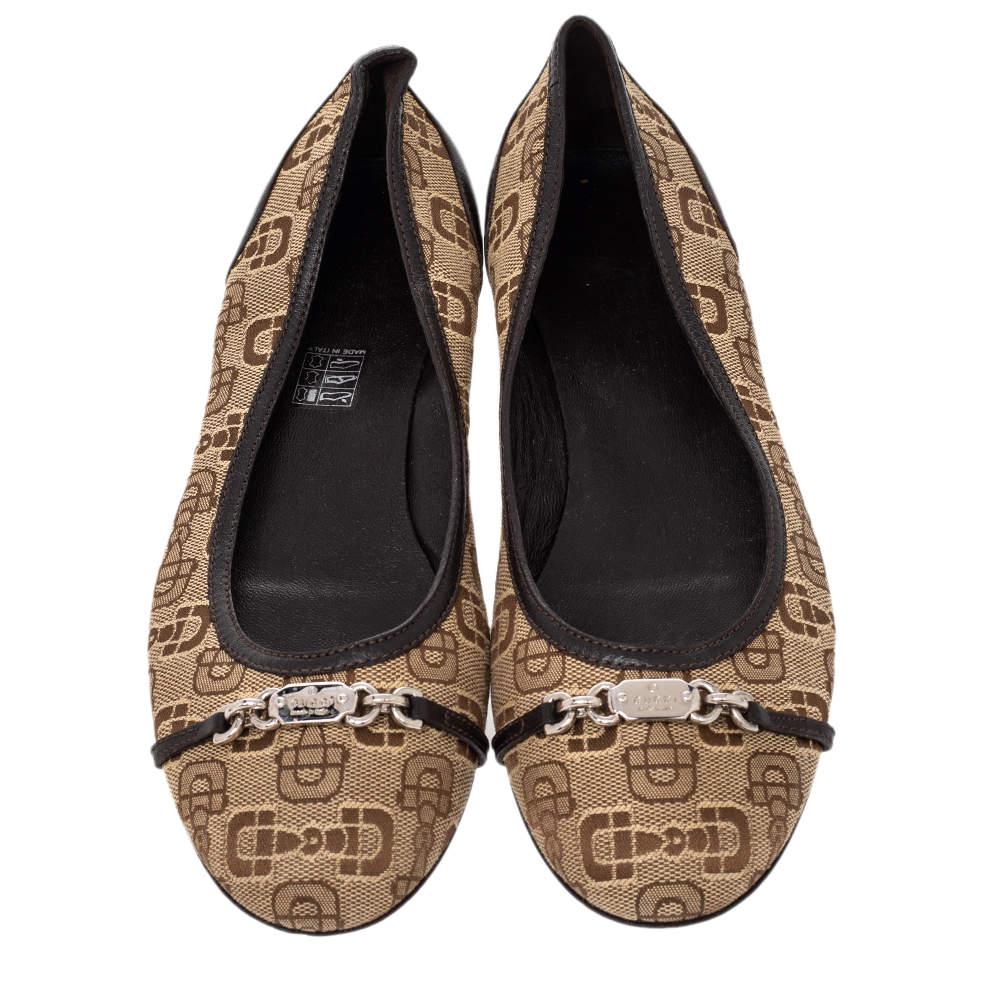 These ballet flats from Gucci will make you look pretty and fashionable, no matter the occasion. These canvas & leather shoes in beige & brown hues carry logo embellishments on the vamps. These ballet flats are a perfect choice for long days.

