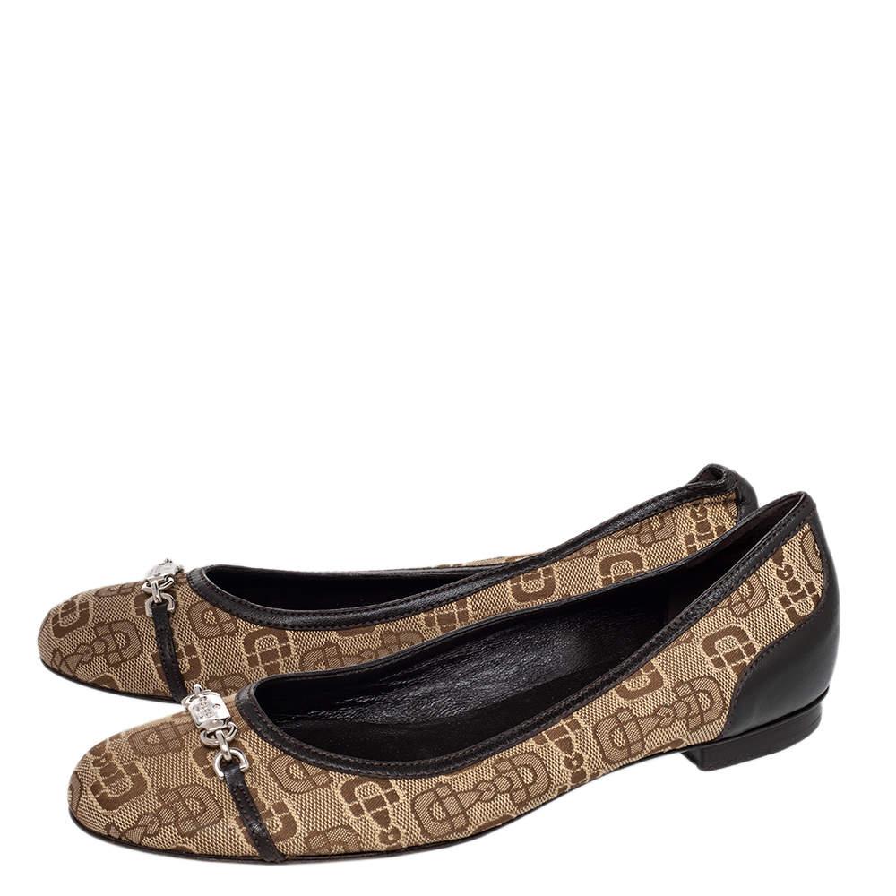 Gucci Beige/Brown Canvas And Leather Logo Embellished Ballet Flats Size 39 In Fair Condition For Sale In Dubai, Al Qouz 2