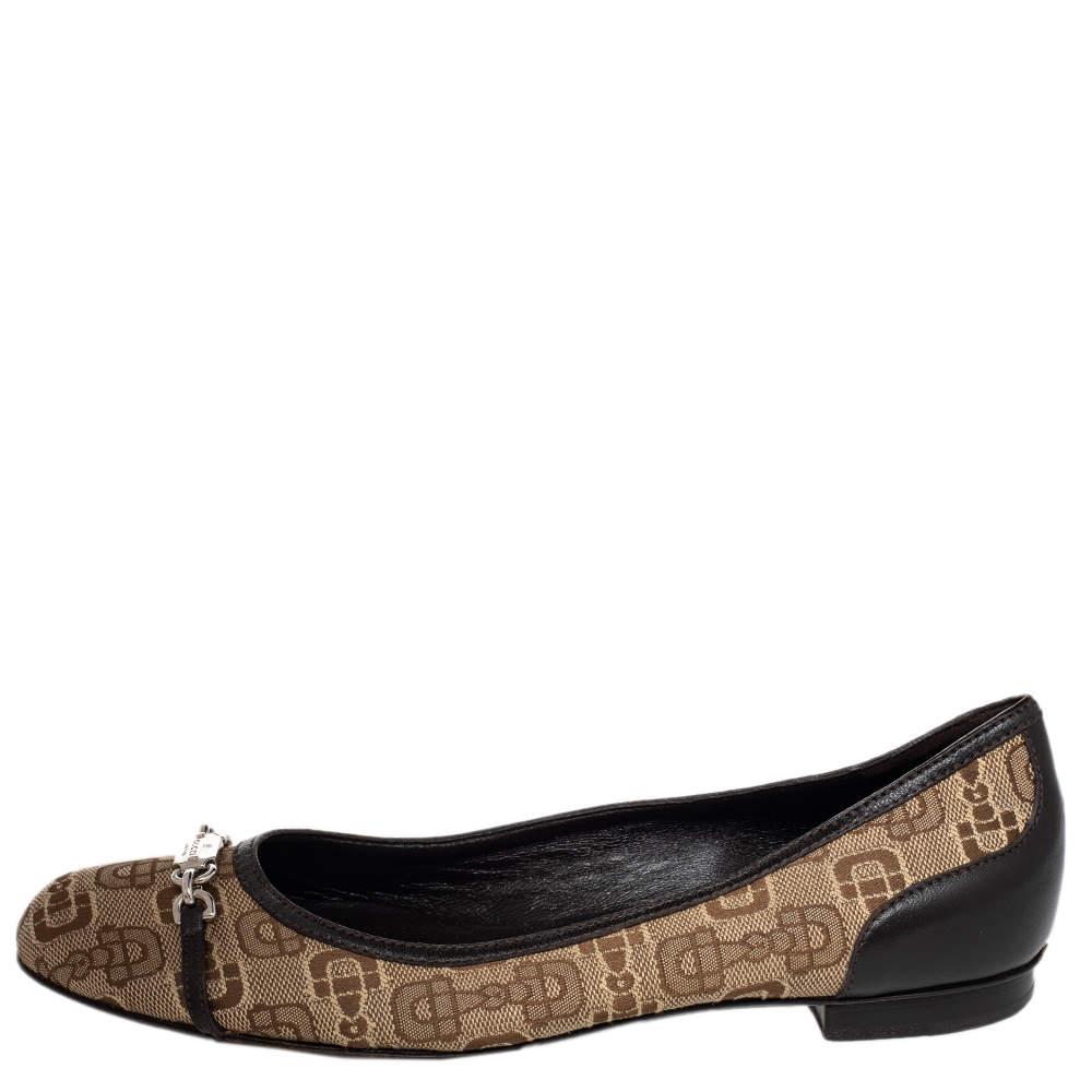 Women's Gucci Beige/Brown Canvas And Leather Logo Embellished Ballet Flats Size 39 For Sale