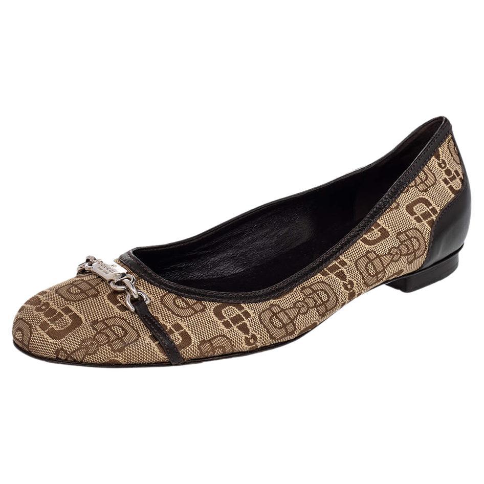 Gucci Beige/Brown Canvas And Leather Logo Embellished Ballet Flats Size 39 For Sale