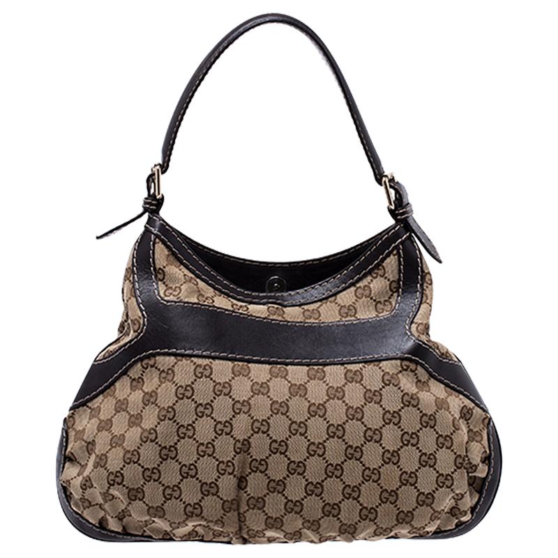 Boasting of an impressive finish, this Gucci hobo offers style and utmost practicality. Crafted from signature GG canvas and leather, this hobo flaunts a buckle detail on the front. It features a single handle and a fabric lined interior.

