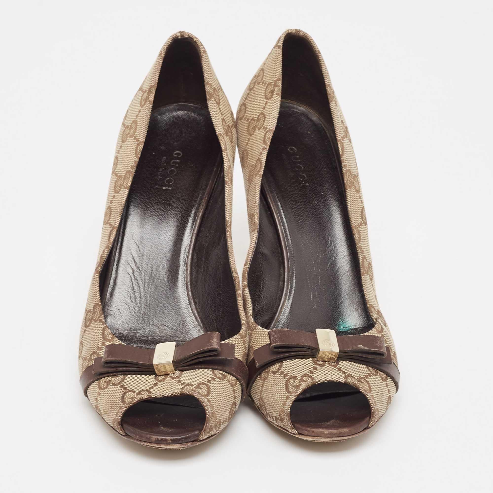 Gucci Beige/Brown Canvas and LeatherPeep Toe Pumps Size 39 In Fair Condition For Sale In Dubai, Al Qouz 2