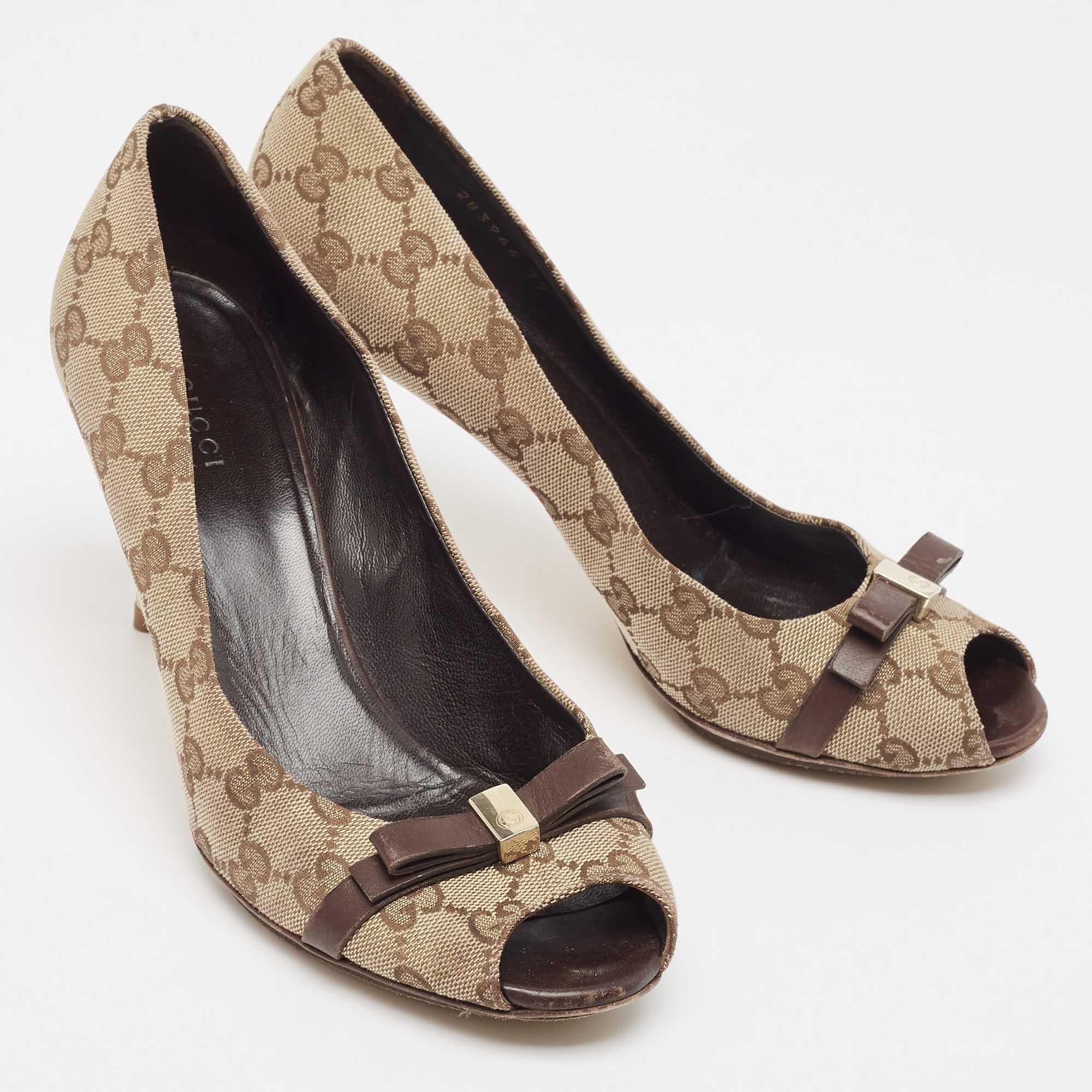 Women's Gucci Beige/Brown Canvas and LeatherPeep Toe Pumps Size 39 For Sale