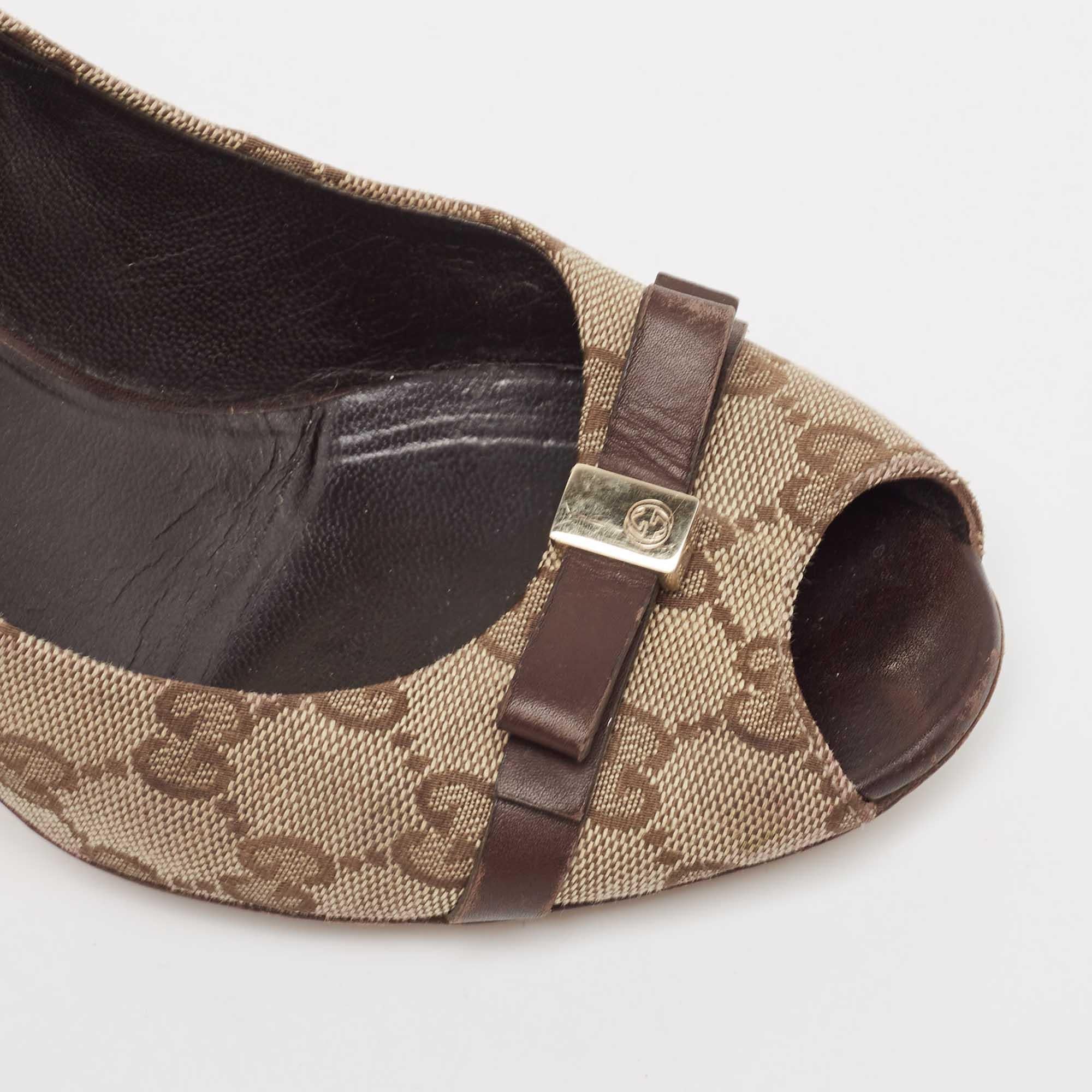 Gucci Beige/Brown Canvas and LeatherPeep Toe Pumps Size 39 For Sale 3