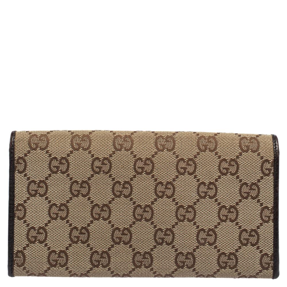 Flaunt your exquisite taste with this Gucci wallet in continental style. The famous GG canvas is adorned with a striking bamboo detail on the flap. Lined with leather, it has a zipped coin pocket with multiple compartments to accommodate all your