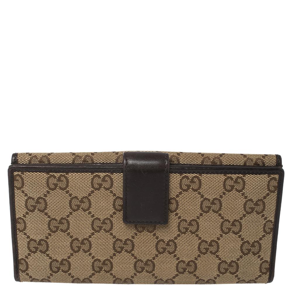A beautiful wallet for stylish women, this Gucci continental wallet is perfect to be carried solo while you step out to run errands. Crafted in GG canvas, this wallet is accented with leather trimming and the brand detail on the front.

