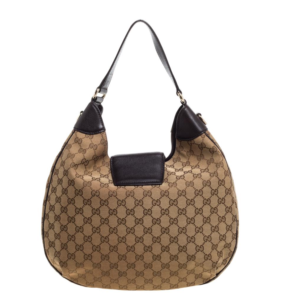 Diese Dressage Hobo ist mit den zeitlosen Designelementen von Gucci ausgestattet und ein großartiger Stilbegleiter. Diese wunderschöne Tasche wurde in Italien aus GG-Canvas und Leder gefertigt und hat eine Klappe:: die sich zu einem geräumigen