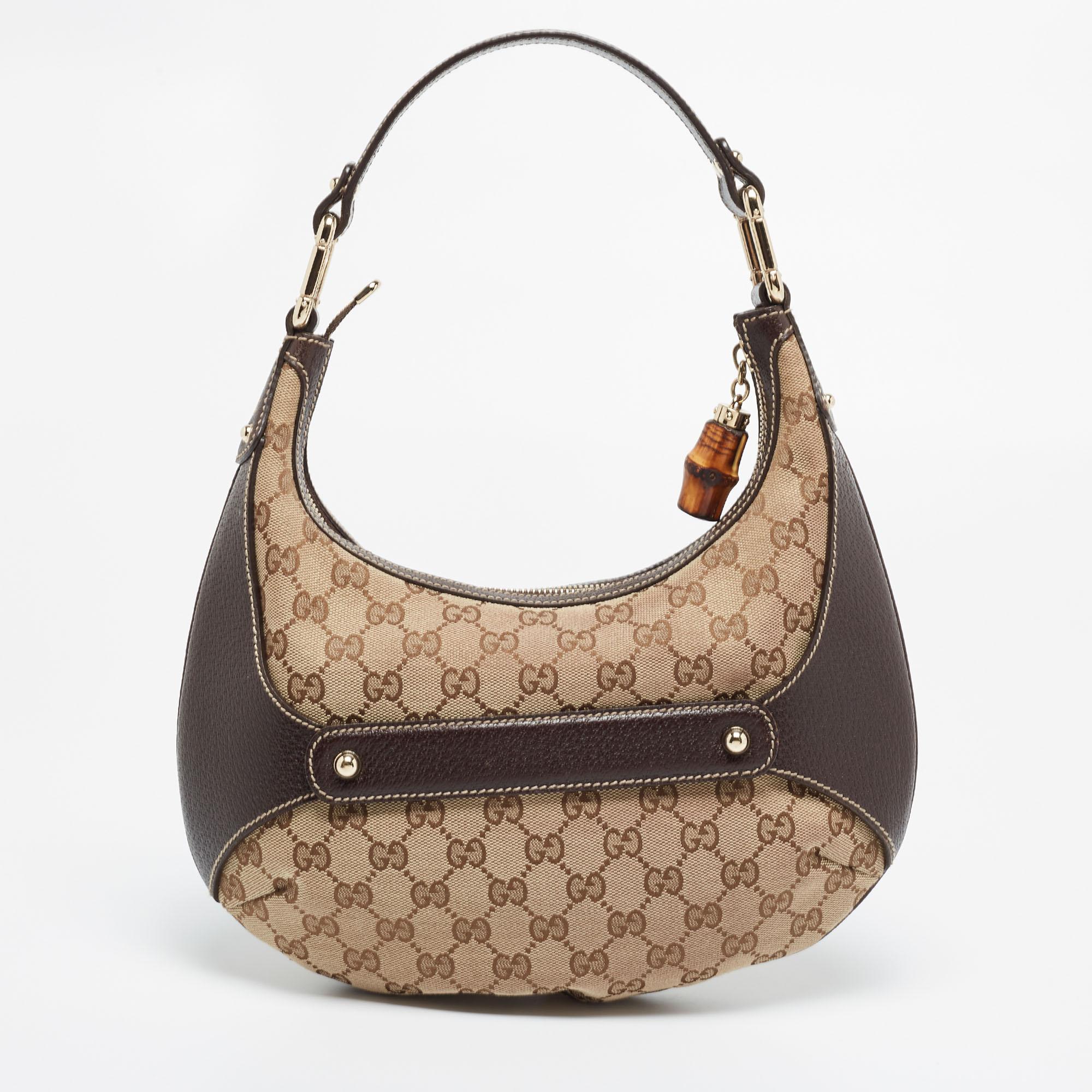 An instantly recognizable piece, Gucci brings to you this amazing Amalfi hobo. Made in Italy, this beige/brown hobo is crafted from classic GG canvas and leather. The bamboo zip closure opens to a fabric-lined interior that has enough space to hold