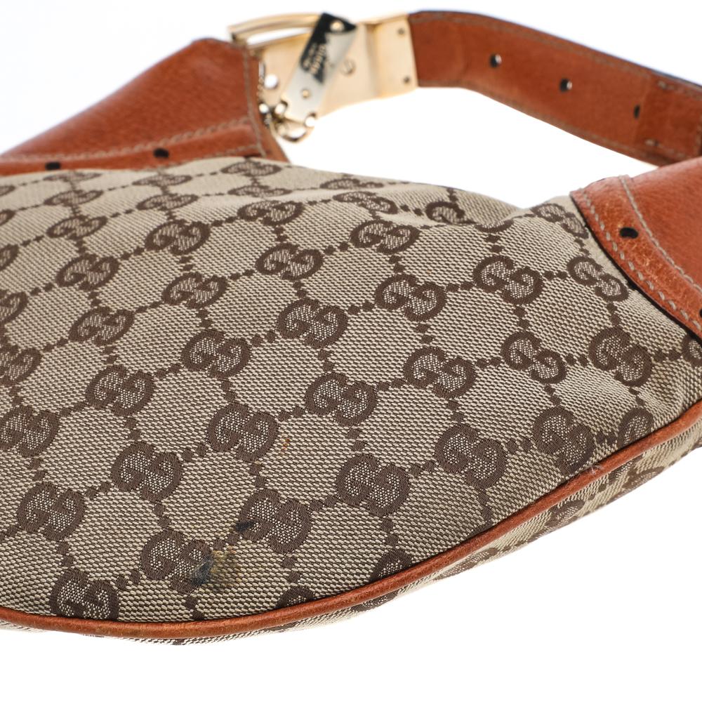 Gucci brings you this lovely Glam hobo that has been crafted from GG canvas for a signature appeal. It has brown leather trims, a well-sized fabric interior, and the bag is complete with a single handle. Stylish and ideal for daily use, this bag is