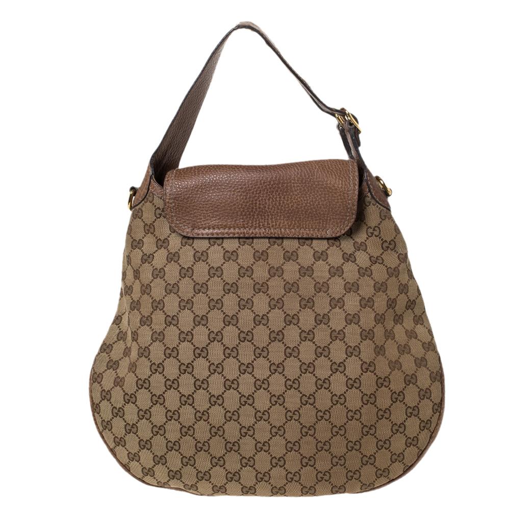Luxury dreams come alive with this spectacular Pelham hobo from Gucci! Ingeniously crafted from GG canvas and leather, this stunner features a front tuck-in flap closure with the signature Horsebit accent. It flaunts a top handle, a single shoulder