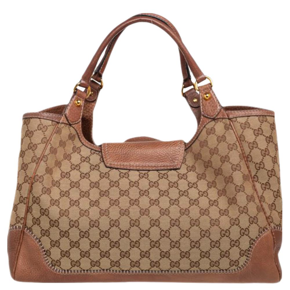 Luxury dreams come alive with this spectacular New Pelham hobo from Gucci! Ingeniously crafted from GG canvas and leather, this stunner features a front tuck-in flap closure with the signature Horsebit accent. It flaunts dual handles, and opens to a