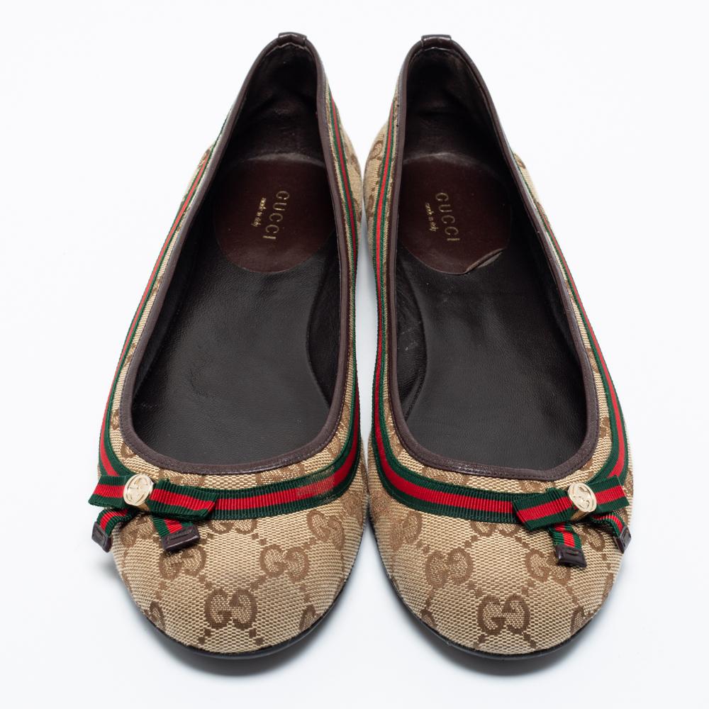 These lovely ballet flats by the house of Gucci are high on elegance and comfort. Made from GG canvas and leather with gold-tone logo detailing on the Web bows, they feature rounded toes and a sleek silhouette. The beige-brown flats have durable