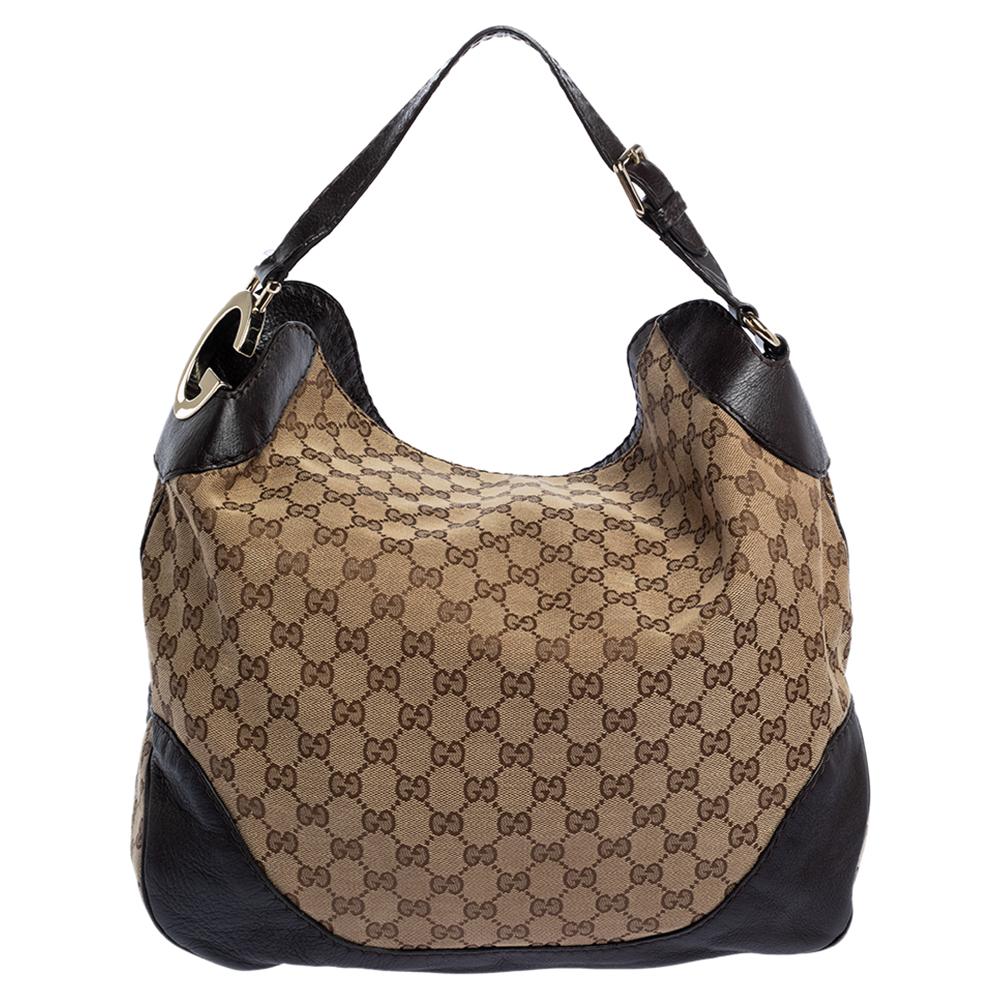 Phenomenal for its gorgeous designing, this Charlotte hobo bag from Gucci will raise your style quotient. A beige & brown bag like this is hand-picked to make you look your best. Crafted from GG canvas & leather, it has a single handle, a spacious