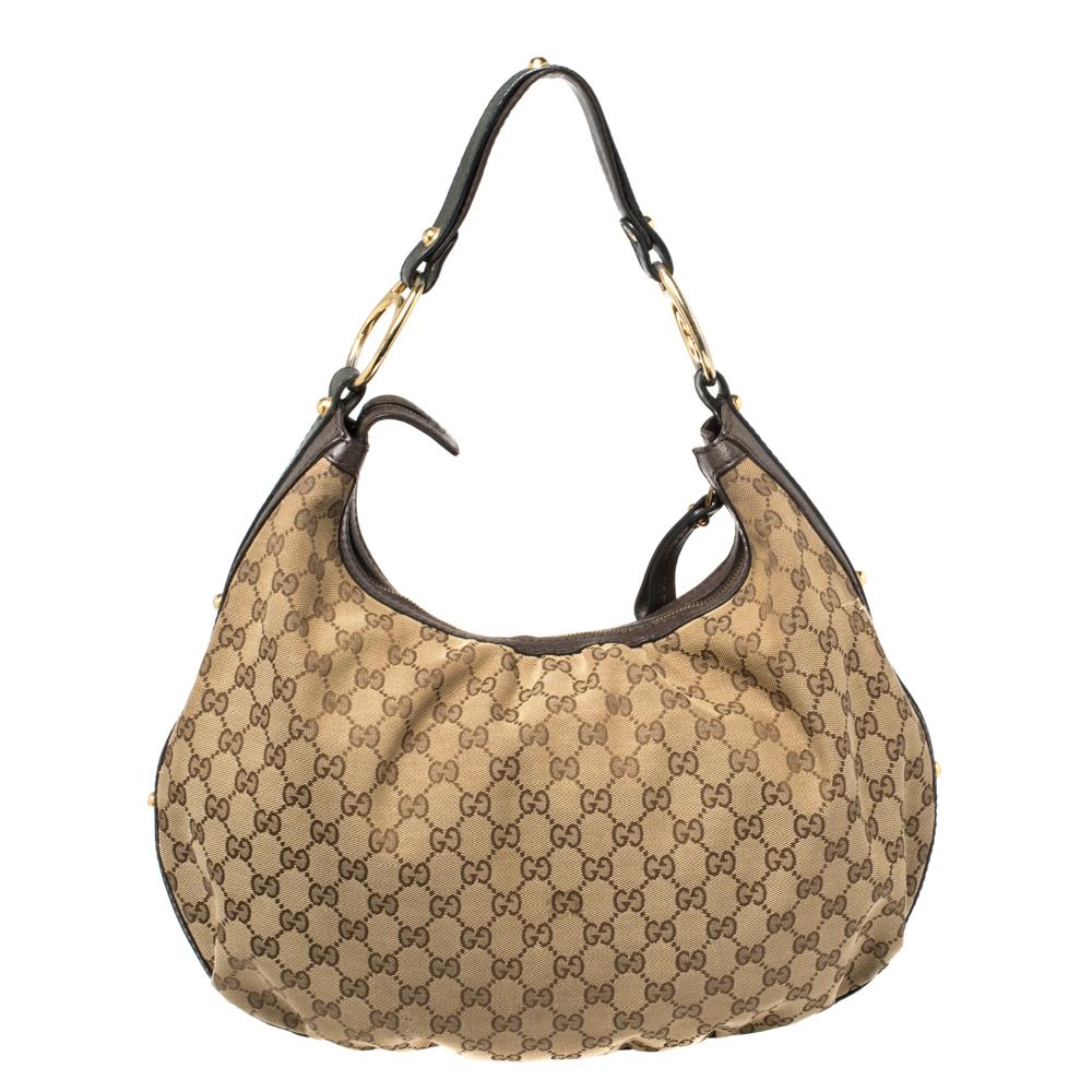 This Gucci hobo has been crafted from GG canvas and detailed with leather trims. It features gold-tone hardware, an interlocking GG detail and a single handle. The bag also brings a spacious interior where you can carry all your essentials.