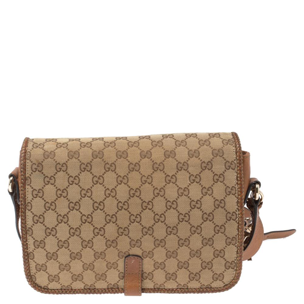 Carry your essentials in style in this medium Gucci Marrakech bag. It has been crafted in a combination of brown leather and GG beige canvas. The flap features woven leather trims and the double tassel with G detailing in gold-tone looks truly