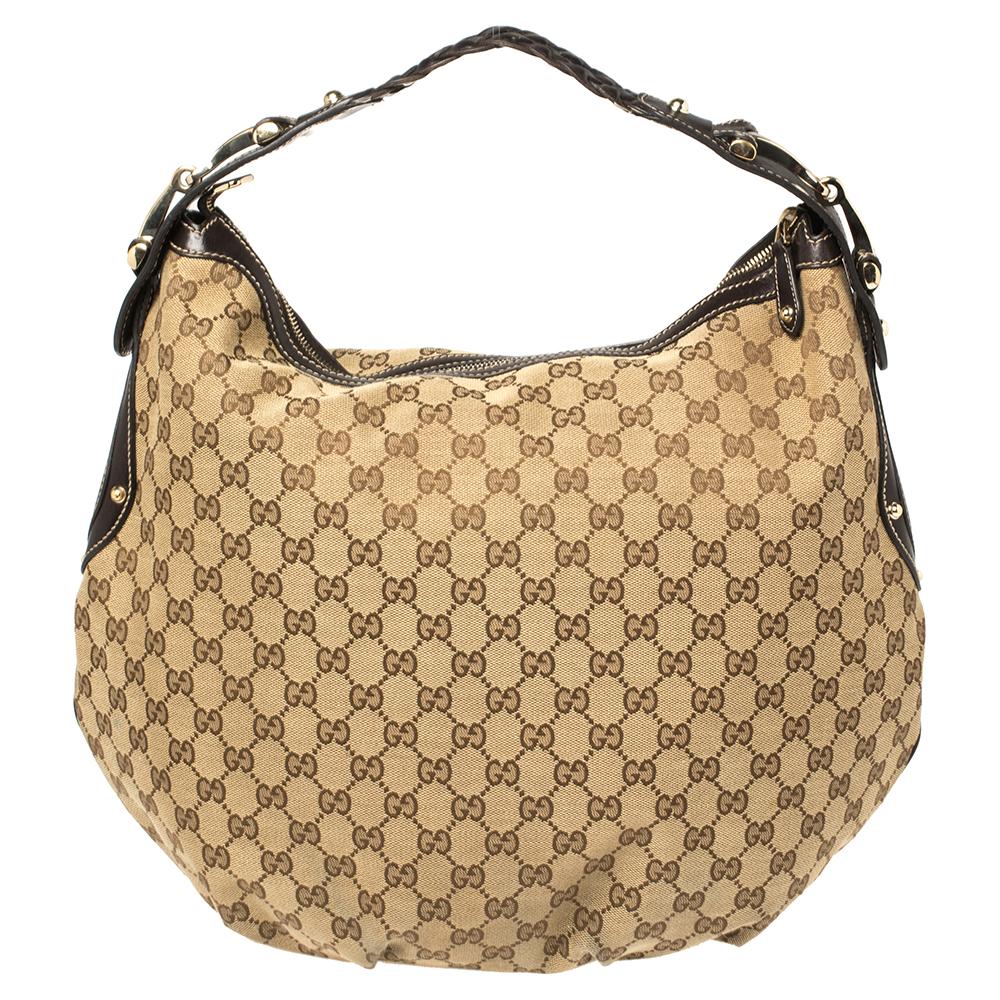 This Gucci Pelham hobo for women comes fashioned with GG canvas and leather. It has a spacious size and durable construction. The designer hobo is lined with fabric and held by a single handle.

