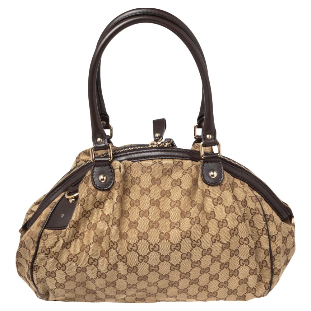 The Sukey is one of the best-selling designs from Gucci and we believe you deserve to have one too. Crafted from GG canvas and leather and equipped with a spacious interior, this Boston bag is ideal for you and will work perfectly with most outfits.