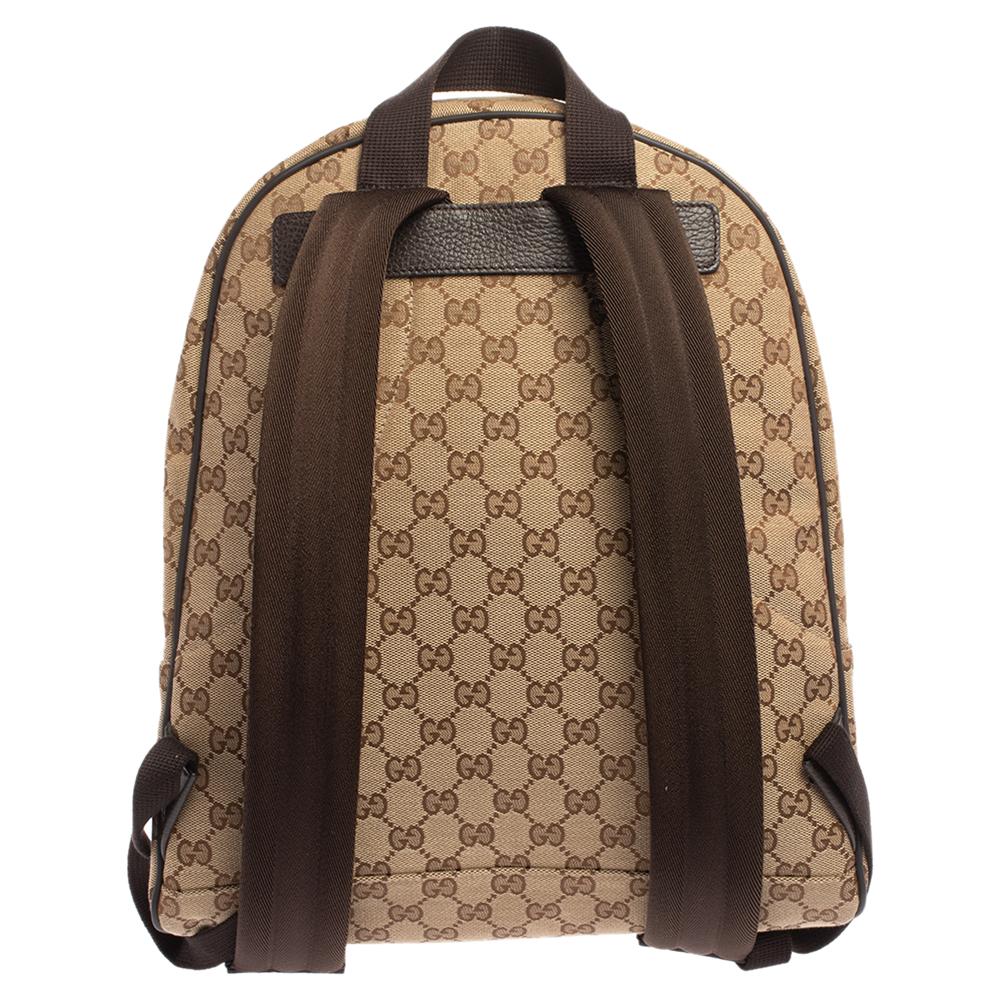 Rucksäcke sind so attraktiv wie jede andere stilvolle Handtasche:: wie dieser hübsche Gucci Rucksack. Sie wurde aus GG Canvas & Leder gefertigt und ist in beige & Brauntönen gehalten. Sie hat einen oberen Griff und zwei verstellbare Schultergurte.