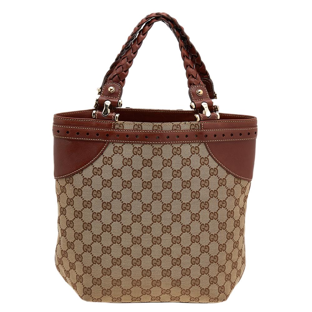 The Sukey is one of the best-selling designs from Gucci and we believe you deserve to have one too. Crafted from GG canvas as well as leather and equipped with a spacious interior, this bag will work perfectly with any outfit. It is complete with