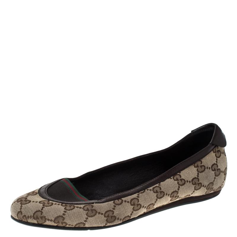 Let your feet do all the talking when you wear these Gucci ballet flats to an outing. Lined with leather, these would make you look the most fashionable in town. These casual shoes, made from GG canvas and leather are funky and stylish, designed