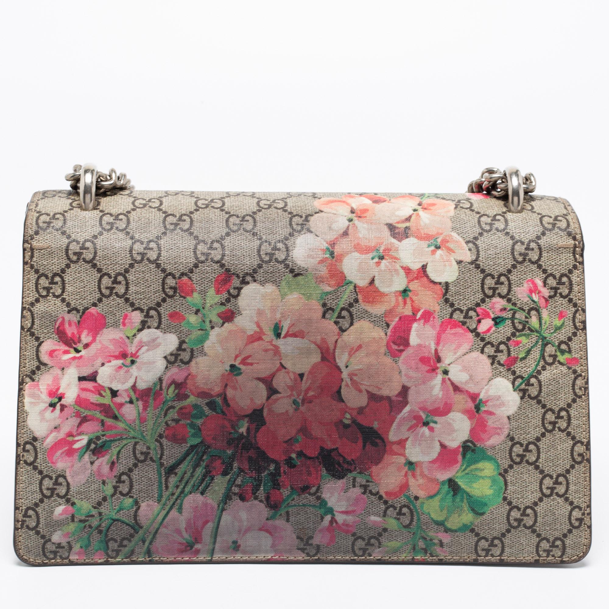 This Gucci Dionysus bag is beautifully crafted from Blooms-printed GG canvas and leather. The flap carries tiger heads with reference to the Greek god, Dionysus, and it secures a functional interior sized to dutifully hold your essentials. The bag