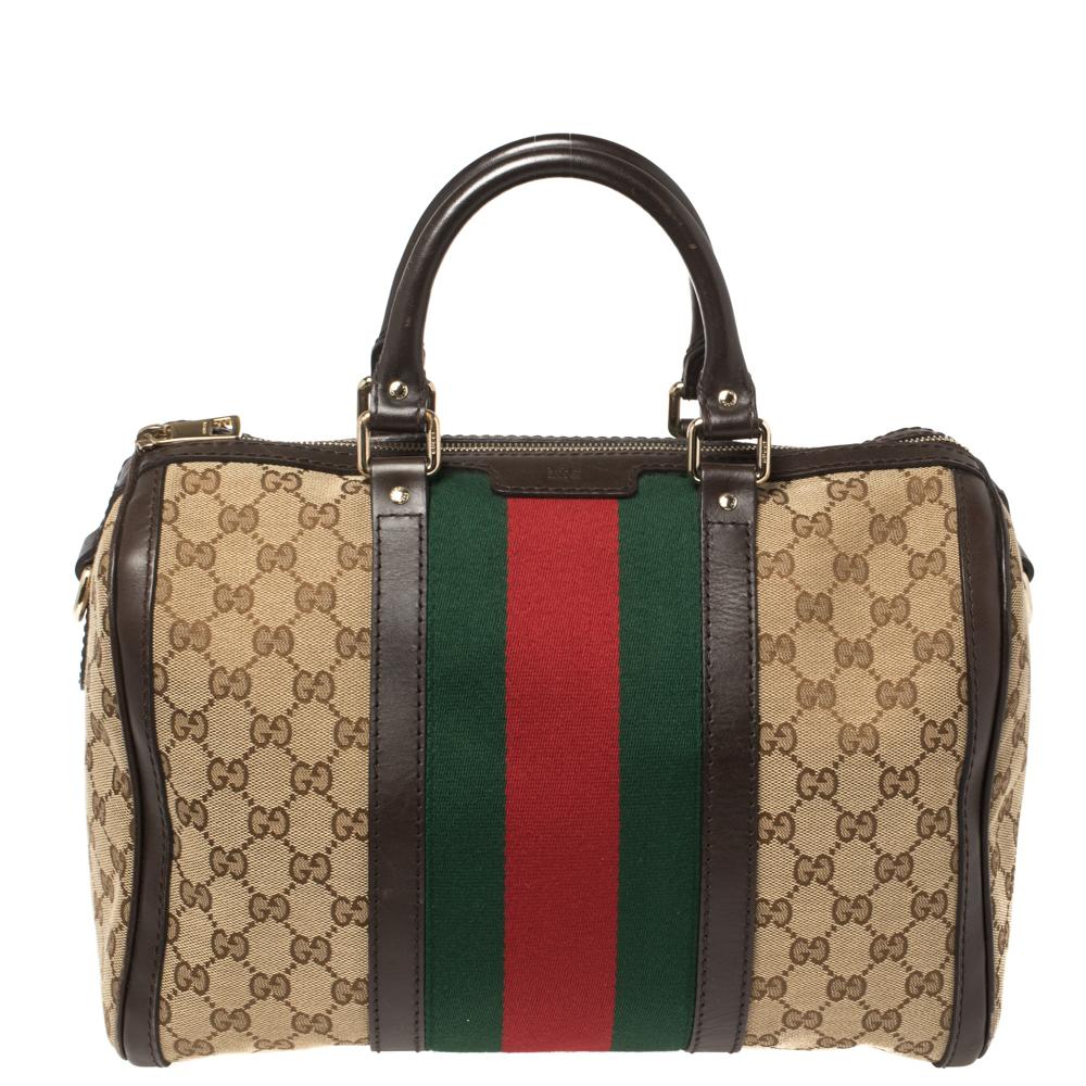 This Boston bag perfectly blends Gucci’s timeless and iconic style. This creation is made from GG canvas in beige, with brown leather trims giving it a luxurious touch. It features the signature web detail stripes. Equipped with double top handles,