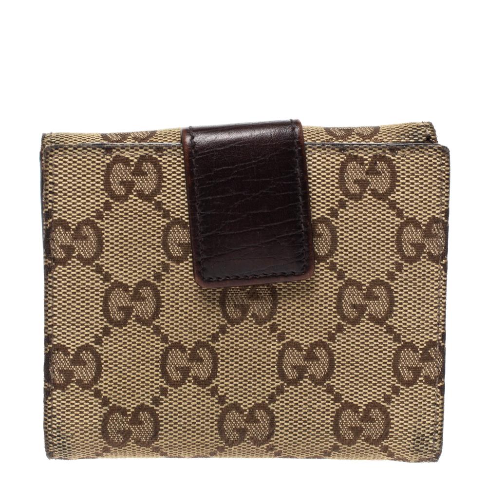 Bringing elegance and class to your pocket, this wallet from Gucci is stylish and convenient. Made from premium quality GG canvas and leather, this wallet is a long-lasting accessory. It is styled with signature web and Horsebit detailing. It has a