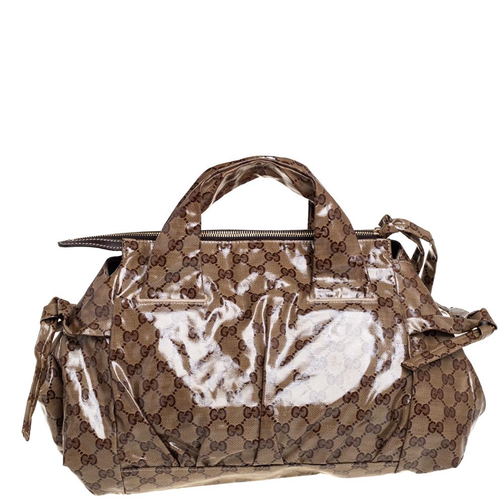This Gucci Hysteria tote is built for everyday use. Crafted from the signature GG crystal canvas, it has a beige and brown exterior and two handles for you to easily parade it. The nylon insides are sized well and the tote is complete with the