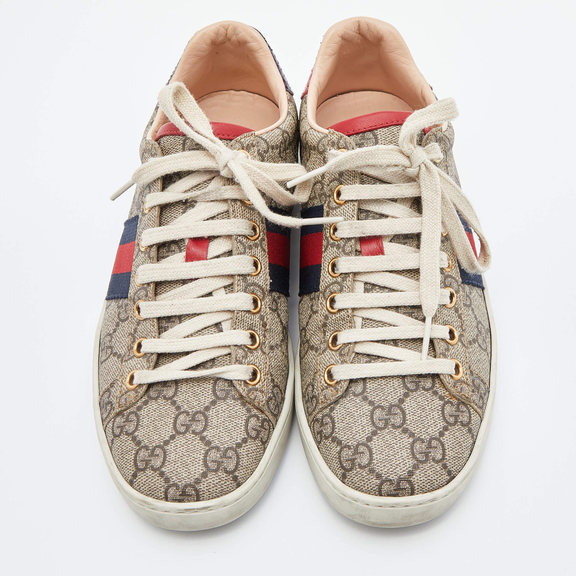 Stacked with signature details, this Gucci pair is rendered in GG Supreme canvas and is designed in a low-cut style with lace-up vamps. They have been fashioned with the iconic web lip detailing on the side. Complete with contrast trims carrying the