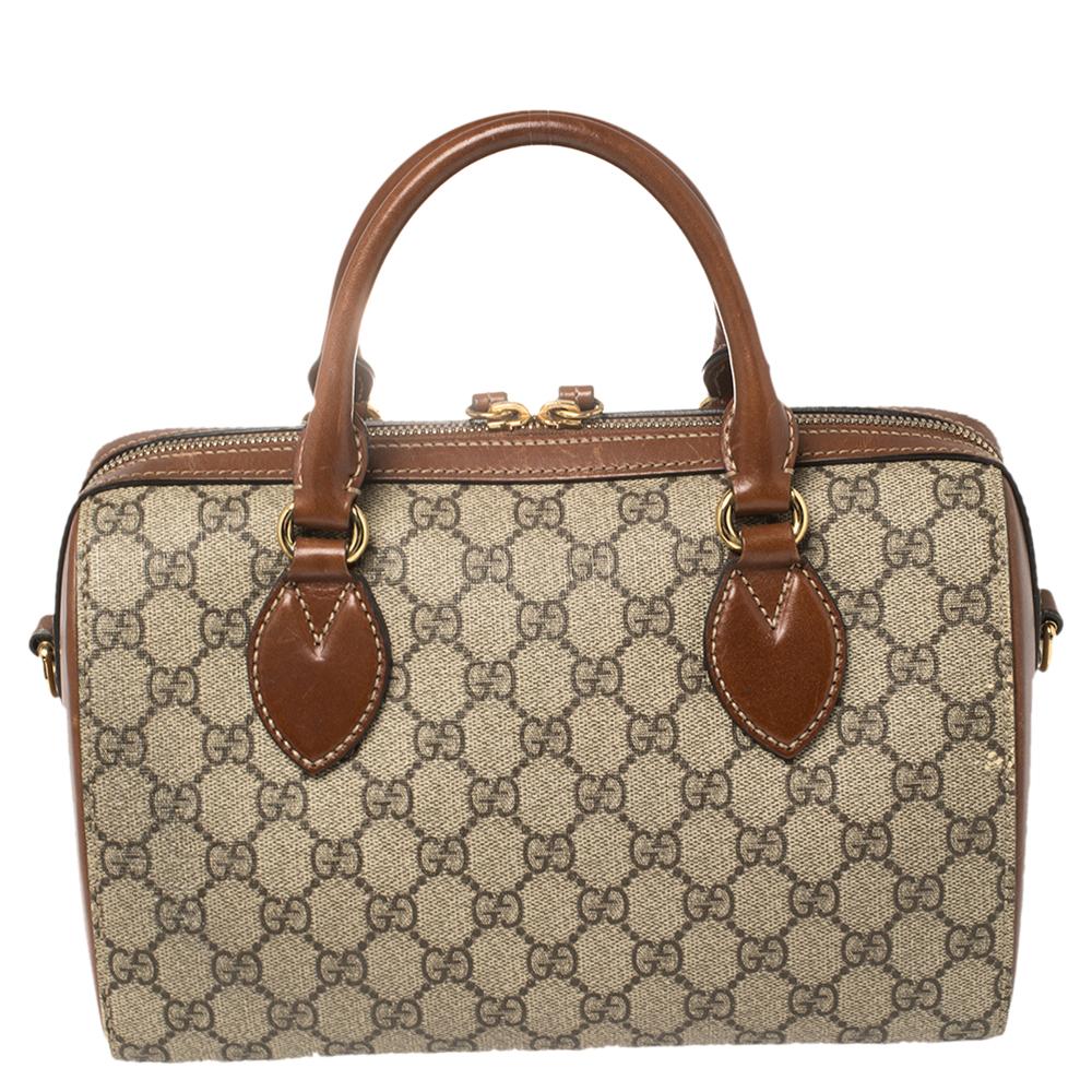 This Boston bag from Gucci is a buy you won't regret! Crafted from the signature GG supreme canvas and styled with leather trims, the bag has a well-sized interior and two top handles for you to easily swing it. The beige and brown piece is complete