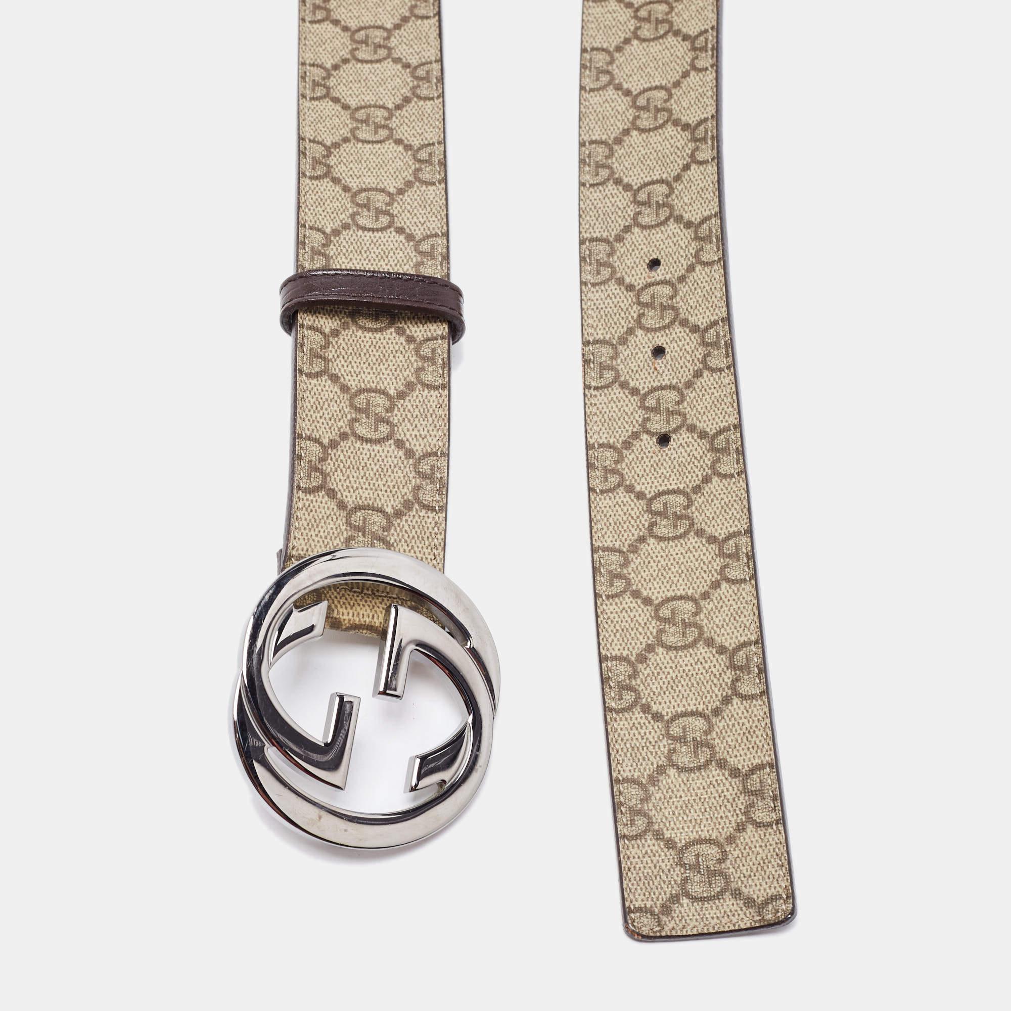 Nous vous présentons une ceinture Gucci qui a été conçue pour être durable et pour s'adapter à tous vos looks raffinés. D'une grande durabilité et d'un grand attrait, cette ceinture est un élément de luxe.

