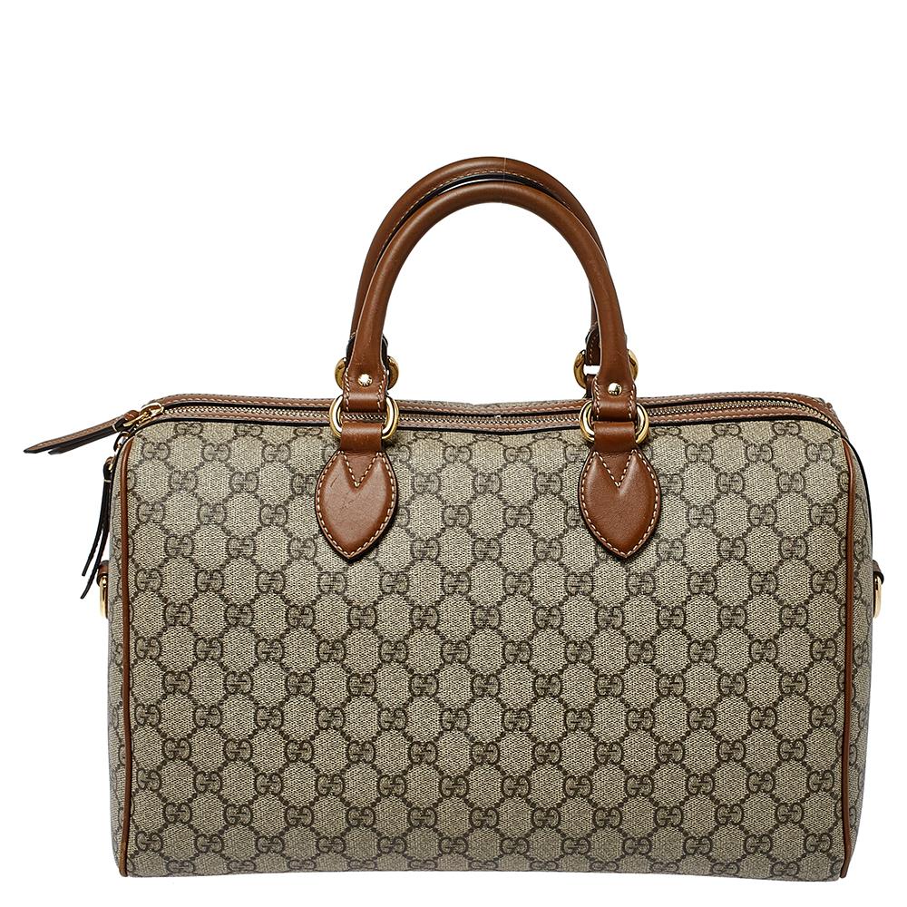 Diese Handtasche aus dem Hause Gucci wird Ihre fabelhaften Entscheidungen widerspiegeln. Diese Boston-Tasche ist stilvoll und in limitierter Auflage erhältlich. Sie wurde in Italien aus beschichtetem GG Supreme Canvas gefertigt und ist mit braunen