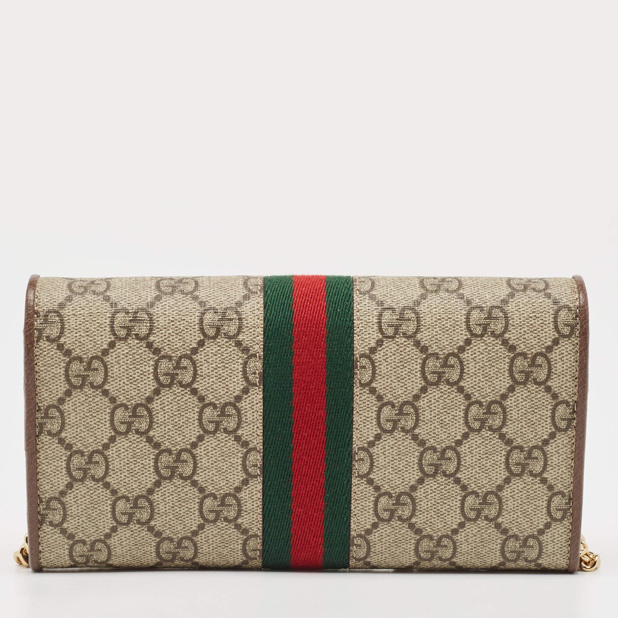 This Gucci wallet on chain is conveniently designed for easy wear. It comes with a well-spaced interior for you to arrange your cards and cash neatly. This stylish piece is complete with a chain link.

Includes: Original Dustbag, Detachable Chain

