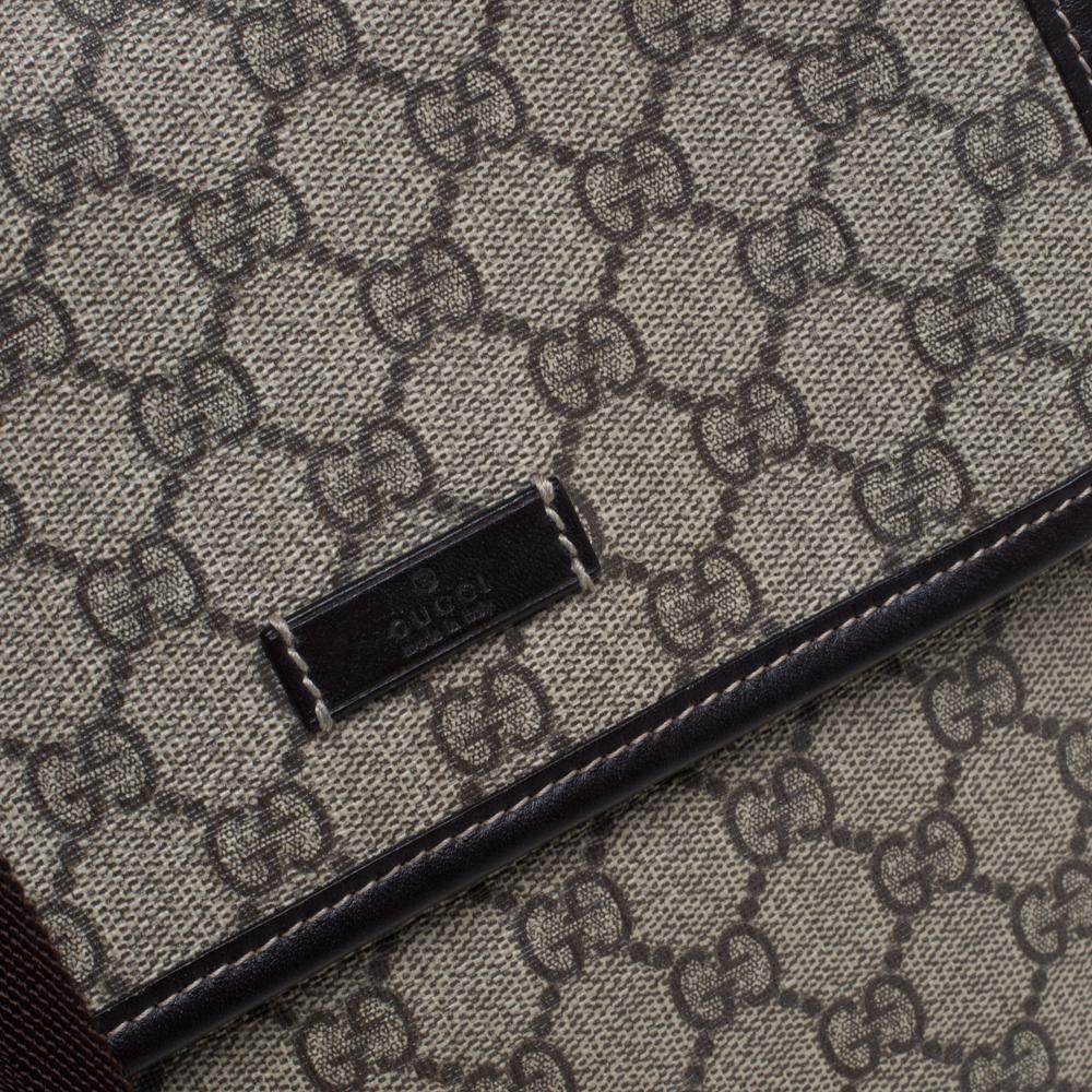 Gucci Beige/Brown GG Supreme Canvas Flat Messenger Bag In Good Condition In Dubai, Al Qouz 2