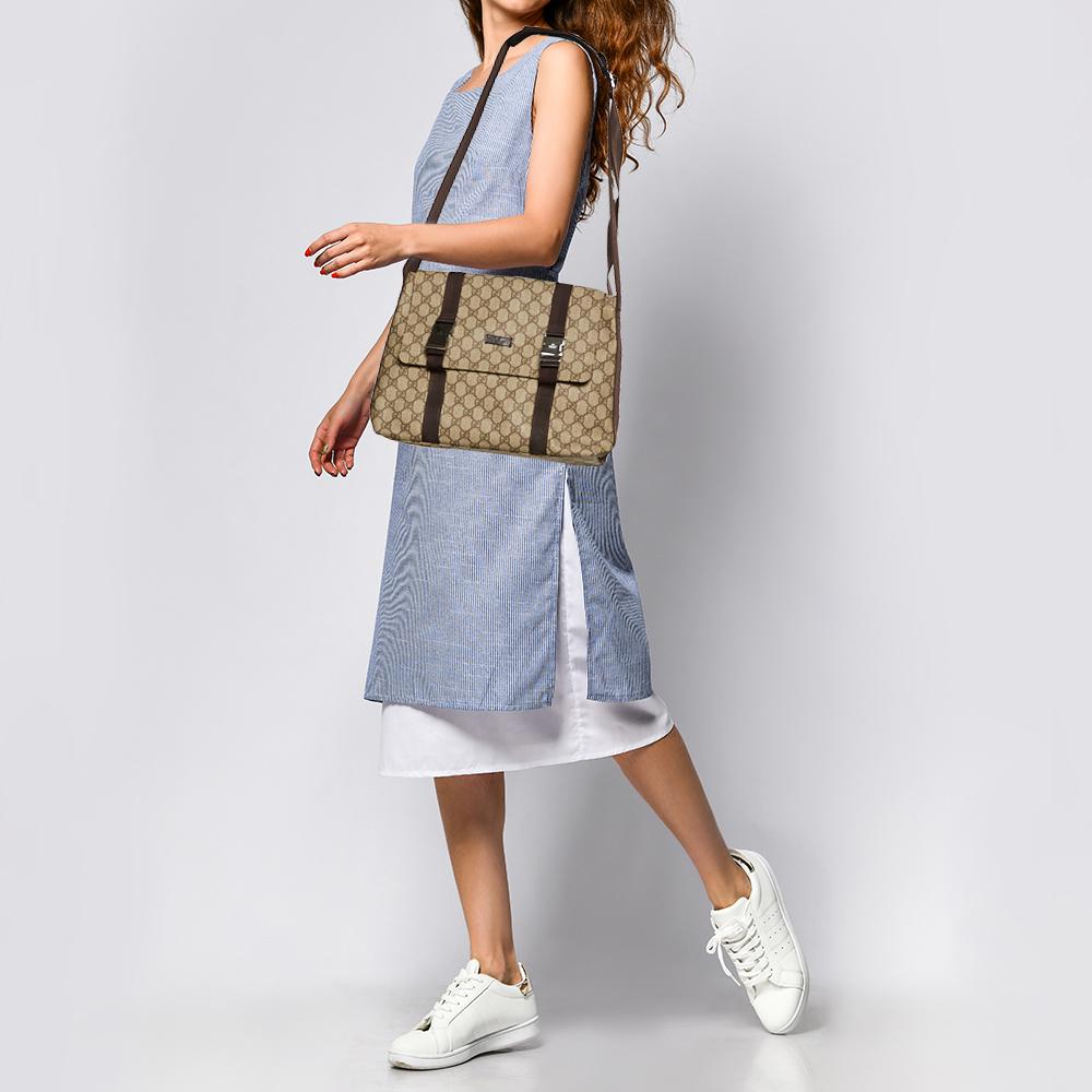 Smart and functional, this Messenger bag from Gucci ranks high on style. It has been made from signature GG Supreme canvas and flaunts a flap on the front. The bag is equipped with an adjustable shoulder strap and a spacious fabric-lined interior