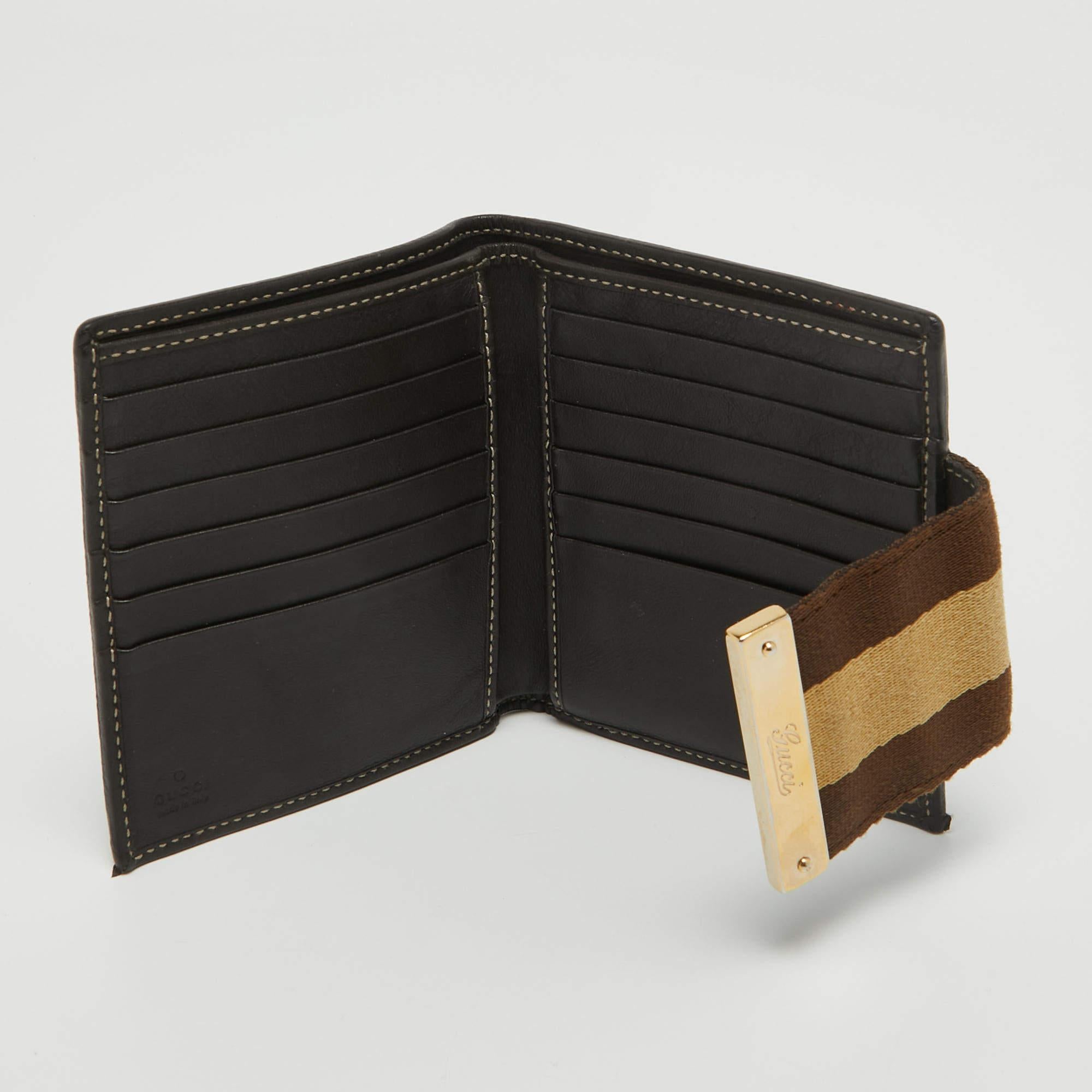 This lovely French wallet by Gucci makes for a great accessory. Crafted from the brand's GG Supreme canvas, it has a beige & brown exterior and a web-strap closure that opens to a leather & nylon interior. It has several slots to store your cards