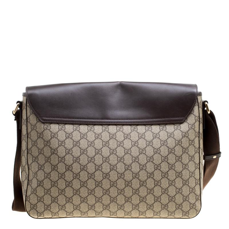 Carry your essentials in style in this Gucci messenger bag. It has been crafted in a combination of brown leather and beige GG supreme canvas. The brown leather flap features embossed brand detail and opens to a canvas-lined interior that further