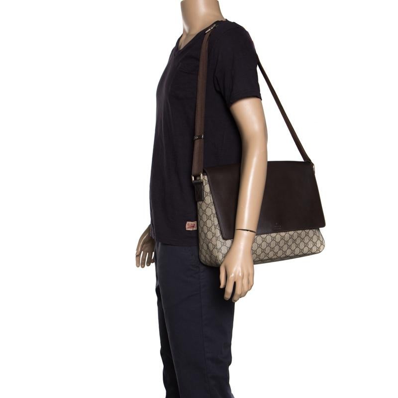 Carry your essentials in style in this Gucci messenger bag. It has been crafted in a combination of brown leather and beige GG supreme canvas. The brown leather flap features embossed brand detail and opens to a canvas-lined interior that further