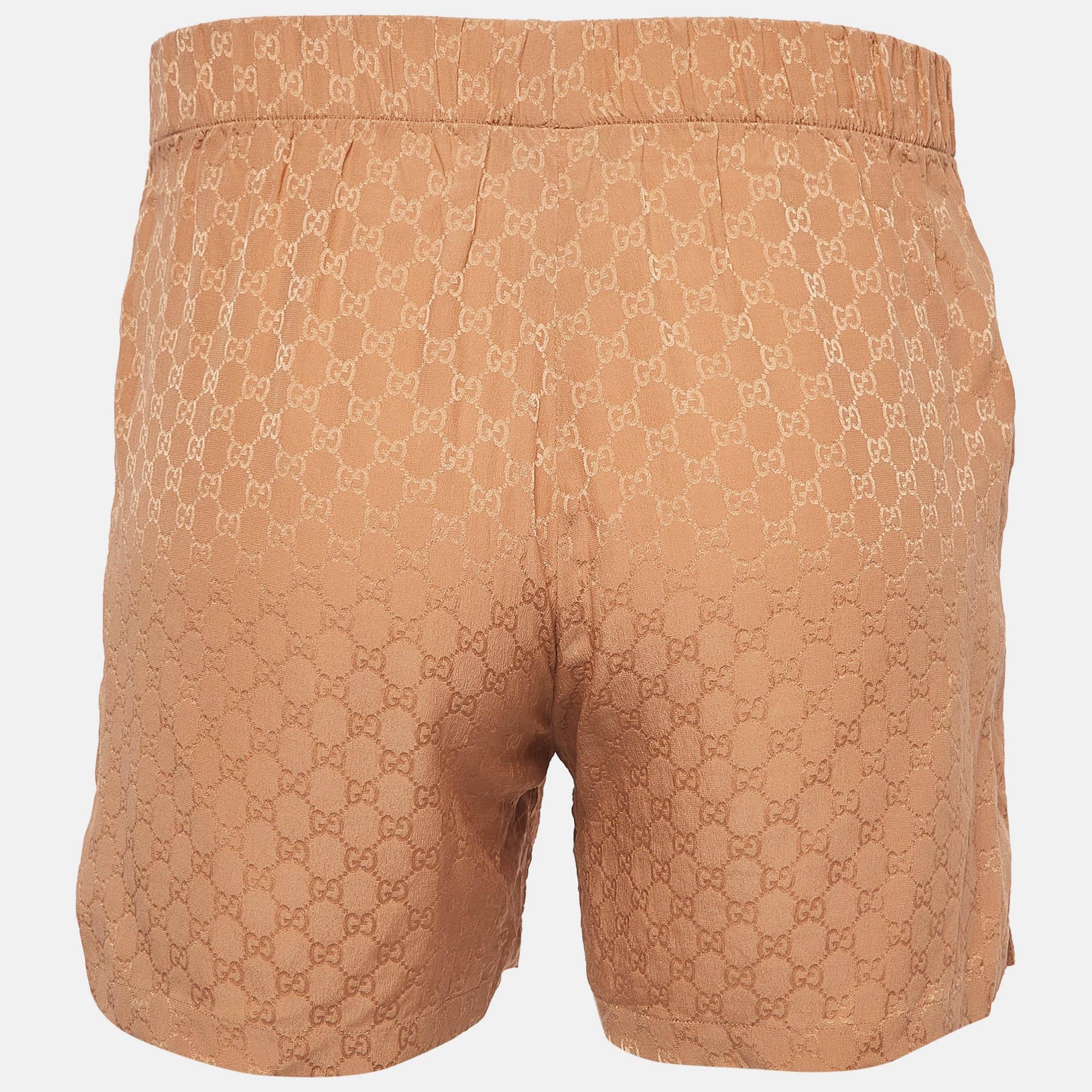 Beachy vacations call for a stylish pair of shorts like this. Stitched using high quality fabric this pair of shorts is styled with classic details and has a superb length. Wear it with T shirts.