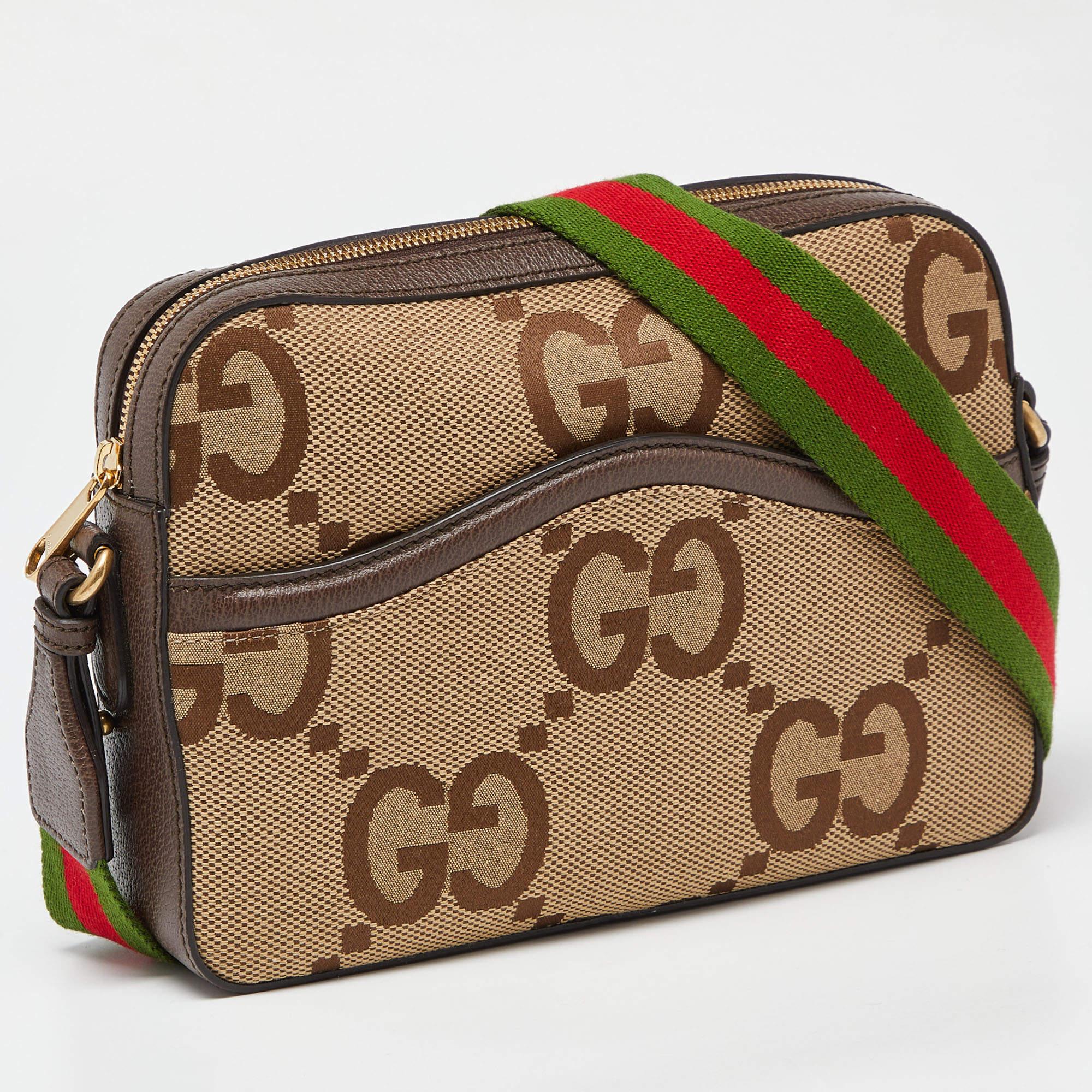 Offrez-vous un luxe intemporel avec ce sac Gucci pour homme. Méticuleusement fabriqué, cet accessoire exquis incarne l'élégance, la fonctionnalité et le style, ce qui en fait le compagnon ultime de toute personne sophistiquée.

