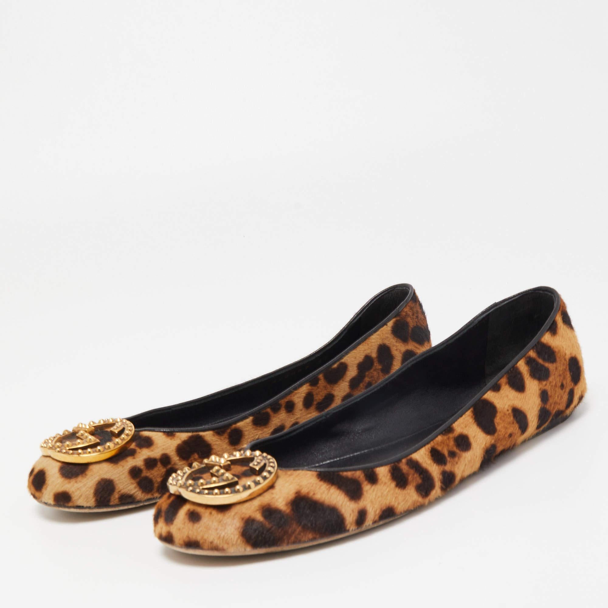 Complete your look by adding these Gucci ballet flats to your collection of everyday footwear. They are crafted skilfully to grant the perfect fit and style.

